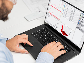 lab worker configuring the panorama reaction monitoring on a laptop