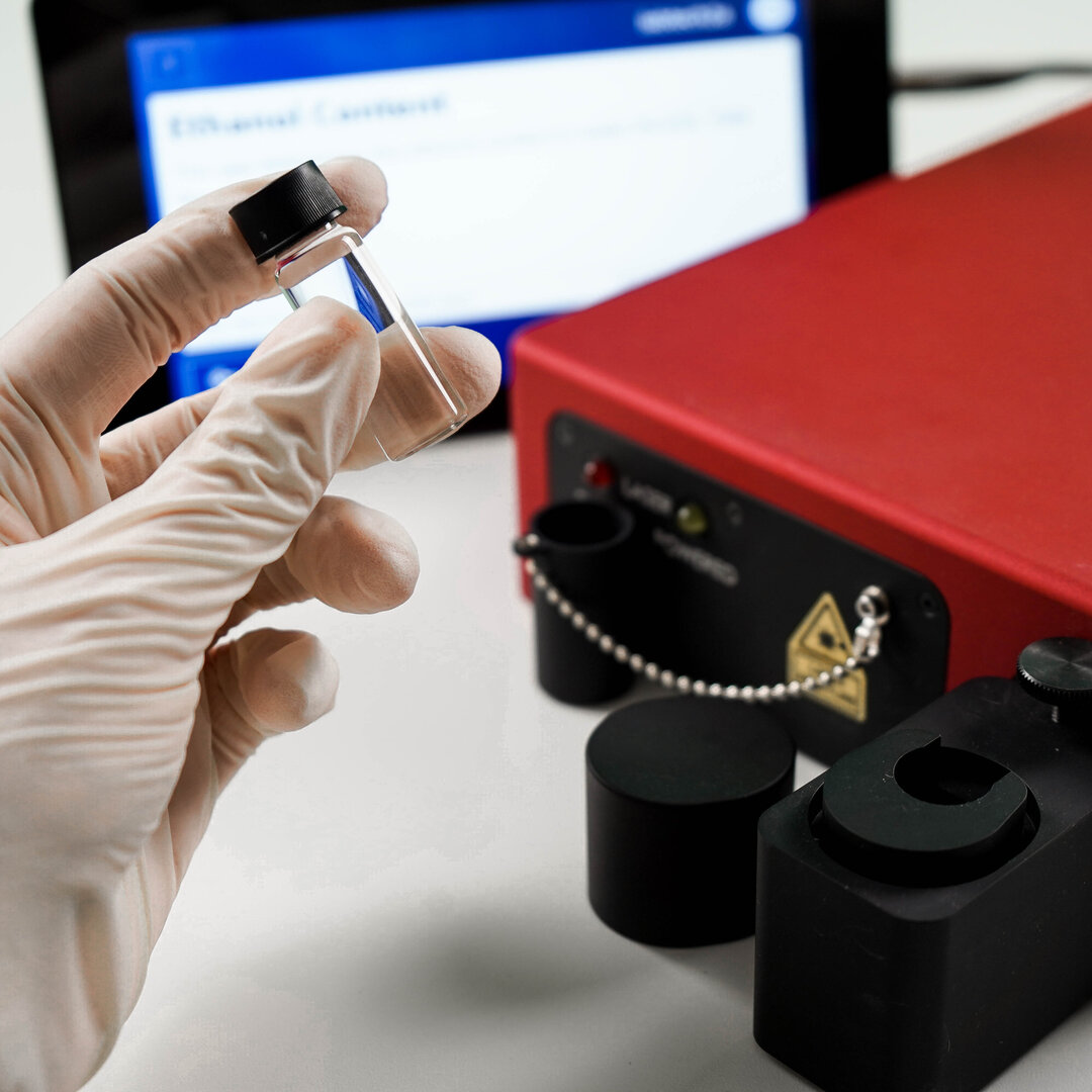Raman Spektrometer in Kombination mit labCogniton Software auf einem Tisch in einem Labor