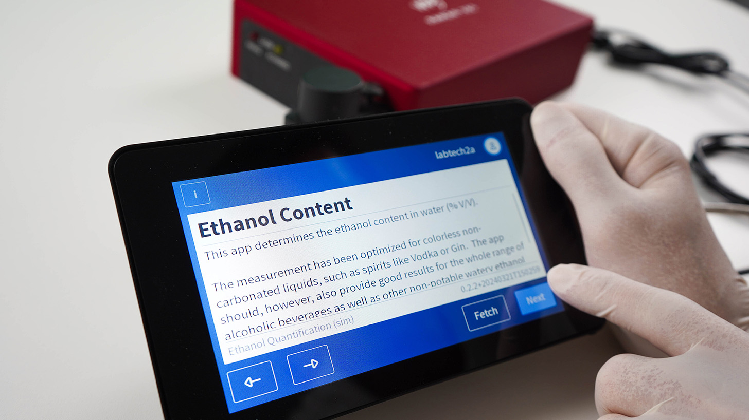 oscas App für Ethanol Analytik mit Raman Spektroemter im Hintergrund